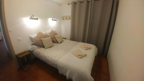 Tempat tidur dalam kamar di VILLA TRUCHET, Place du Forum, calme, wifi