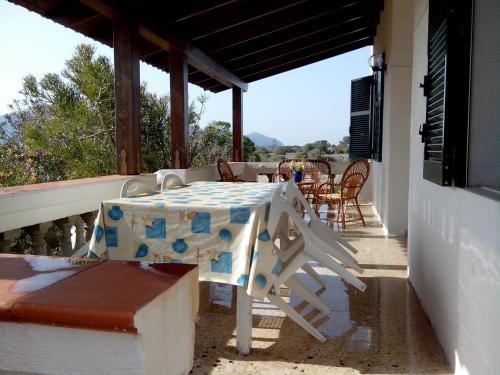 una mesa y sillas en el porche de una casa en villa Maria en Favignana