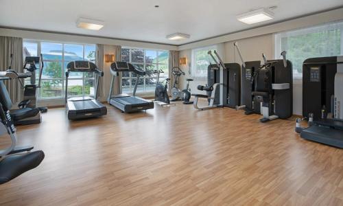 a gym with treadmills and elliptical machines at Grand Hotel Skei - Unike Hoteller in Skei 