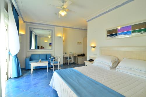 a bedroom with a bed and a table and chairs at Hotel Aurora in Sperlonga