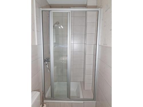 ハイリゲンハーフェンにあるLomaのバスルーム(ガラスドア付きのシャワー付)