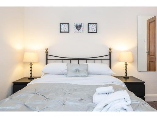 Beautiful 2 Bed with Free Parking - Pass the Keysにあるベッド