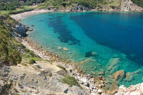 an aerial view of a beach with blue water at Agriturismo Paradisa in Rio nellʼElba