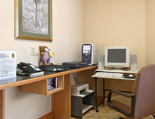 ein Büro mit einem Schreibtisch und einem Computer darauf in der Unterkunft Super 8 Pascagoula in Pascagoula