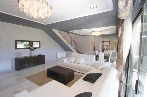 ロスピタレート・デ・リンファントにあるARENDA Villa Perlaのリビングルーム(白いソファ、シャンデリア付)
