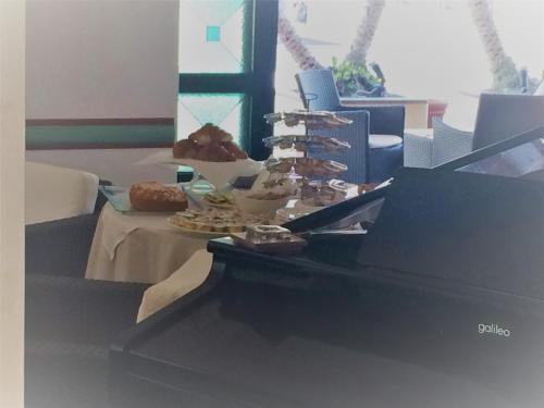 Comida en o cerca de este hotel