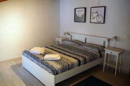 a bedroom with a bed with two towels on it at Bed & Breakfast Ligont in Budòio
