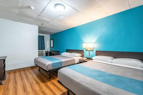 מיטה או מיטות בחדר ב-Motel 6-Elmsford, NY - White Plains