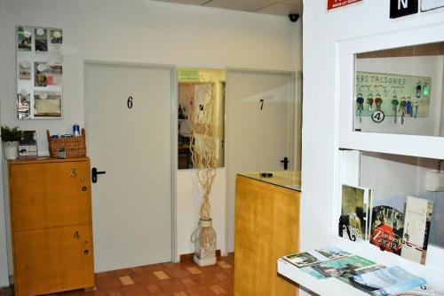 グラナダにあるペンション カスティルのドア付きのキッチン、キャビネットが備わる客室です。