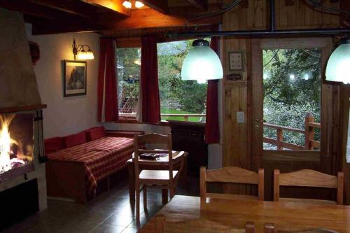 a living room with a couch and a fireplace at Cabañas Temporada in San Martín de los Andes