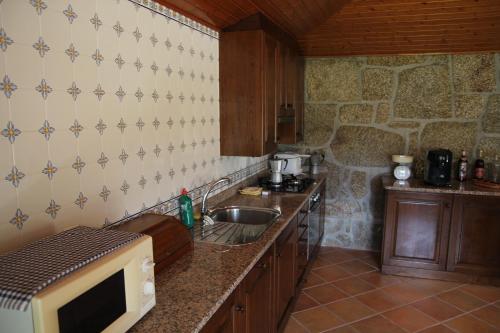 Kuchyň nebo kuchyňský kout v ubytování casa das pombas