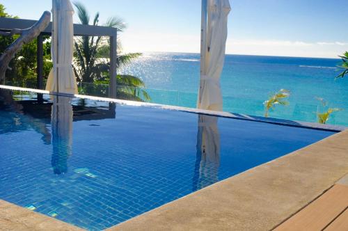 a swimming pool with a view of the ocean at RESIDENCE KOT NOR in Pereybere