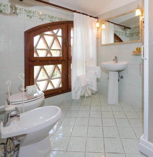 a bathroom with a toilet and a sink at Le Camere del Relais La Pieve Vecchia in Riparbella