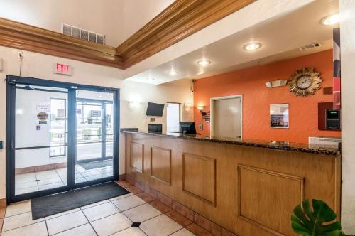a lobby of a fast food restaurant with a bar at Motel 6-Oklahoma City, OK in Oklahoma City