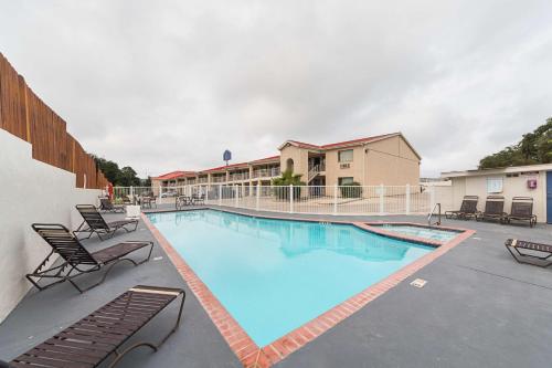 The swimming pool at or close to Motel 6-San Antonio, TX - Fiesta Trails