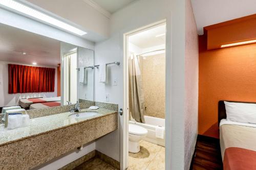 Ένα μπάνιο στο Motel 6 San Antonio, TX - Frost Bank Center