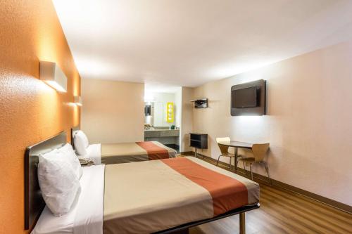 Giường trong phòng chung tại Motel 6-San Antonio, TX - South WW White Rd