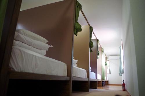 伊万里市にあるゲストハウス 伊万里本陣の鏡付きの客室内の二段ベッド2台