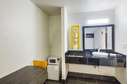 Een badkamer bij Motel 6-Childress, TX