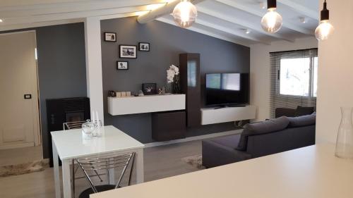 Televízia a/alebo spoločenská miestnosť v ubytovaní PICCOLA CASA CON GIARDINO