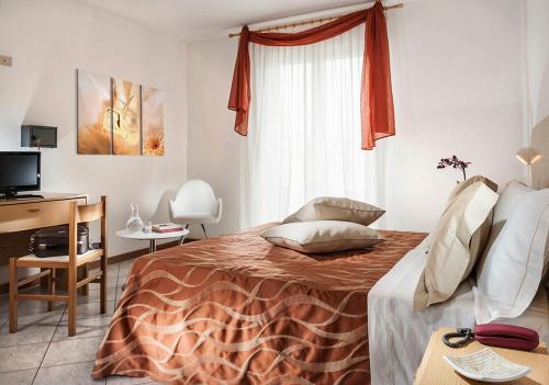 Un pat sau paturi într-o cameră la Hotel Capinera