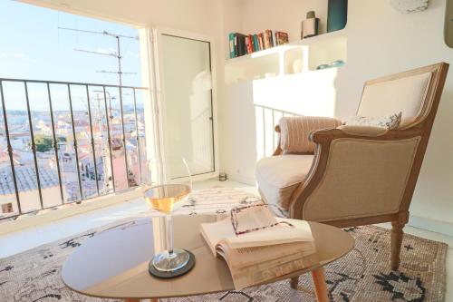 - un salon avec un verre de vin sur une table dans l'établissement CLT - UNIQUE Duplex & Terrace on the Provencal market, à Antibes