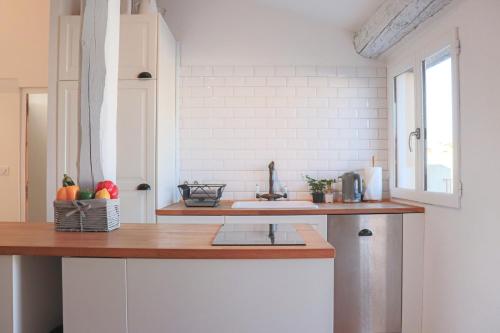 une cuisine avec un comptoir et un évier dans l'établissement CLT - UNIQUE Duplex & Terrace on the Provencal market, à Antibes
