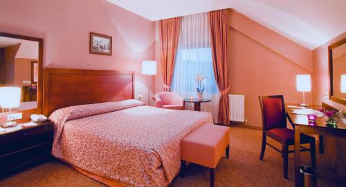 A bed or beds in a room at The Green Park Kartepe