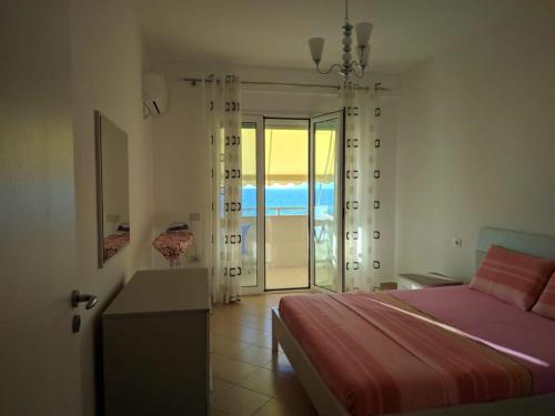 um quarto com uma cama e vista para o oceano em Lucky Lux Apartment em Vlorë