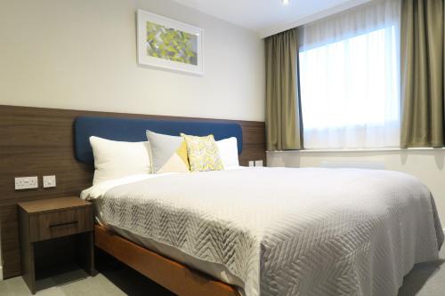 Un pat sau paturi într-o cameră la Quay Apartments Clarence House