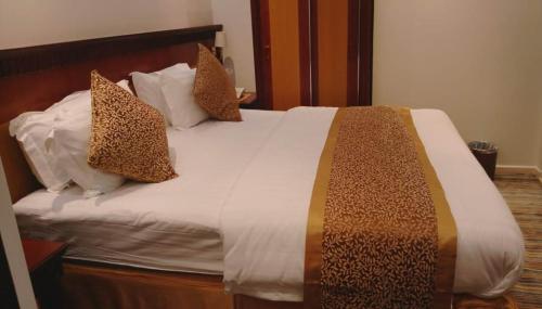 Al Adl Jewel Hotel tesisinde bir odada yatak veya yataklar