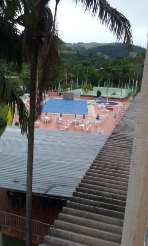 Výhľad na bazén v ubytovaní Lindo Flat no Cavalinho Branco COM PISCINA AQUECIDA A17 alebo v jeho blízkosti