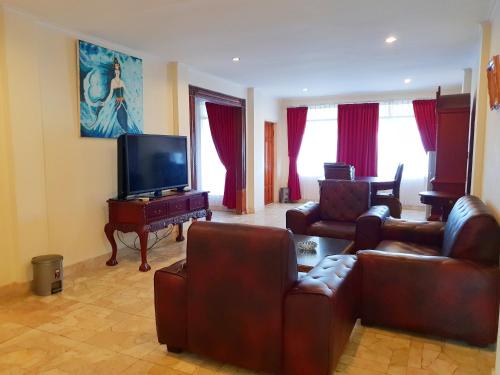 Μια τηλεόραση ή/και κέντρο ψυχαγωγίας στο 77 Sunset Plaza