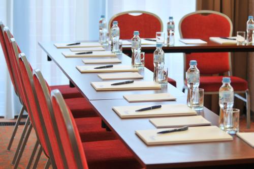 a long table in a room with chairs and bottles at Centrum Wypoczynkowo-Konferencyjne Solaris in Łazy