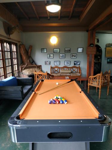 Billiards table sa Misty Mountain Villas