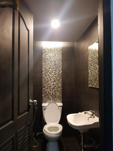 une salle de bains avec toilettes et lavabo dans l'établissement NorthLands House Hotel, à Chiang Mai