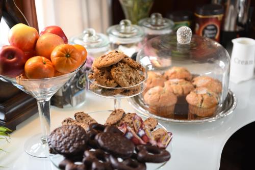 uma mesa repleta de pratos de biscoitos e outras sobremesas em Cape Cod Veranda em South Yarmouth