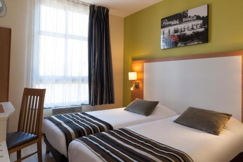 Säng eller sängar i ett rum på The Originals City, Hôtel Continental, Poitiers (Inter-Hotel)