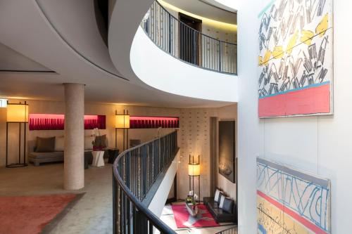 eine Lobby eines Hotels mit einer Wendeltreppe in der Unterkunft Hotel Square in Paris