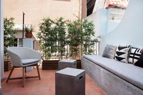 リスボンにあるRenovated Charming Apartment with Terrace in Lapaの- パティオ(ソファ、椅子、植物付)