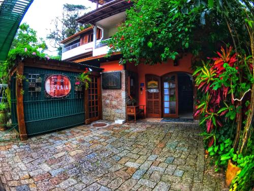 a house with a gate and a brick driveway at GH Bizkaia in Florianópolis