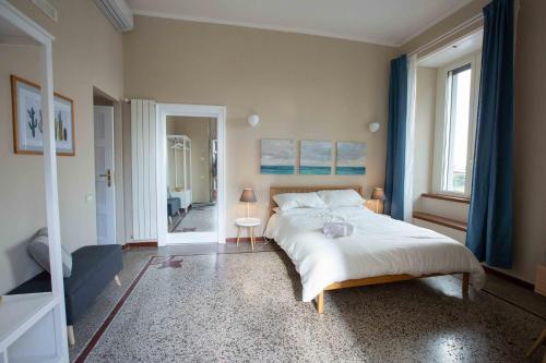 - une chambre avec un grand lit et une fenêtre dans l'établissement Orazio on the castle by Dimorra, à Naples