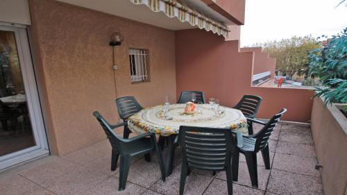 a table with chairs and a cake on top of it at Regina - Victoria in Sainte-Maxime