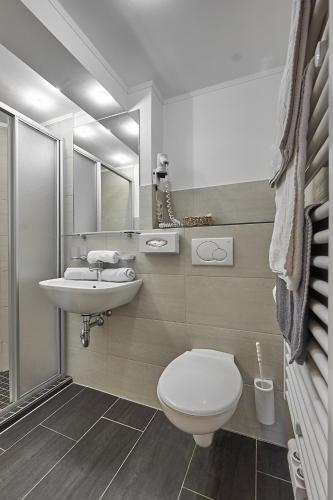 a bathroom with a toilet and a sink at Hotel Garni Schönblick in Sölden