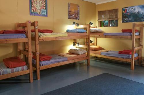 Ein Etagenbett oder Etagenbetten in einem Zimmer der Unterkunft African Ubuntu Backpackers