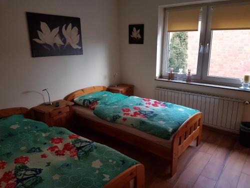 een slaapkamer met 2 bedden en een raam bij Caumanns in Erkelenz