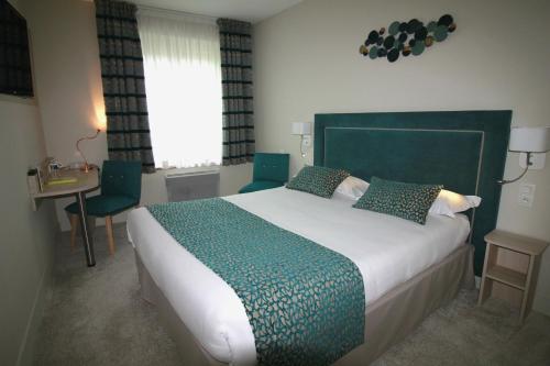 Postel nebo postele na pokoji v ubytování Logis Hôtel Lodge La Valette