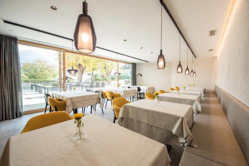 Imagen de la galería de Dining & Living Alpenrose, en Bresanona