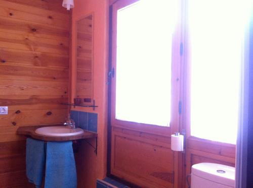 a bathroom with a sink and a toilet at La Cicuarala in Guaso