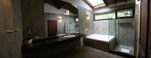 W łazience znajduje się wanna, umywalka i prysznic. w obiekcie San Ceferino Hotel & Spa w mieście Open Door